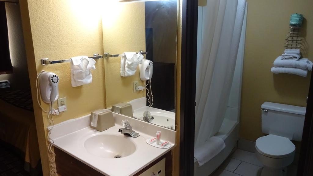 Super 8 By Wyndham Terre Haute Exterior foto
